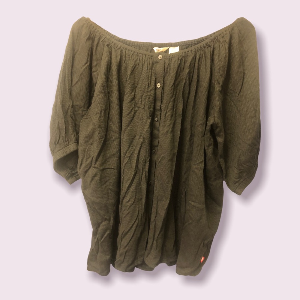 Size 1x Levi’s black patterned blouse